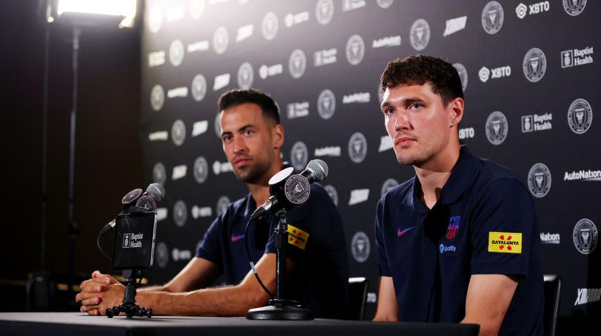 Sergio Busquets (kiri) dan Andreas Christensen (kanan) di sesi konferensi pers jelang laga melawan Inter Miami. (Foto: Michael Reaves/Getty Images)