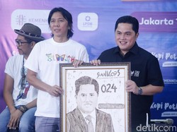 Usai Dihadiahi Karikatur 024, Erick Thohir Duet Bareng Slank Nyanyi Balikin