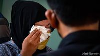 Suasana Haru Iringi Serah Terima Jenazah Kecelakaan Maut Cibubur