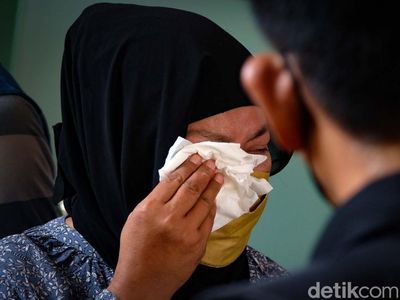 Suasana Haru Iringi Serah Terima Jenazah Kecelakaan Maut Cibubur