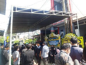 Duka Keluarga Korban Kecelakaan Maut Cibubur Duka Keluarga Korban Kecelakaan Maut Cibubur