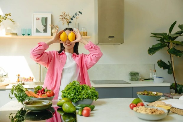 Tips sukses diet di usia 40-an, tetap makan teratur sesuai jadwal/Foto: pexels.com/Yaroslav Shuraev