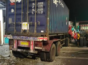 Teriakan Menyayat Hati Ibu Lihat Bayinya Tewas Tertabrak Truk Teriakan Menyayat Hati Ibu Lihat Bayinya Tewas Tertabrak Truk