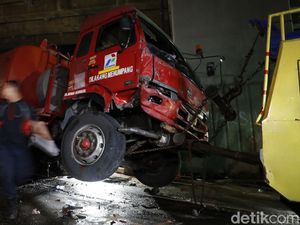 Truk Pertamina Maut di Cibubur yang Telan Banyak Korban Dievakuasi Truk Pertamina Maut di Cibubur yang Telan Banyak Korban Dievakuasi