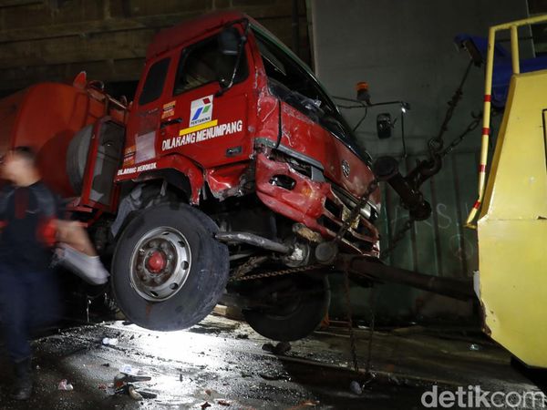 Truk Pertamina Maut di Cibubur yang Telan Banyak Korban Dievakuasi