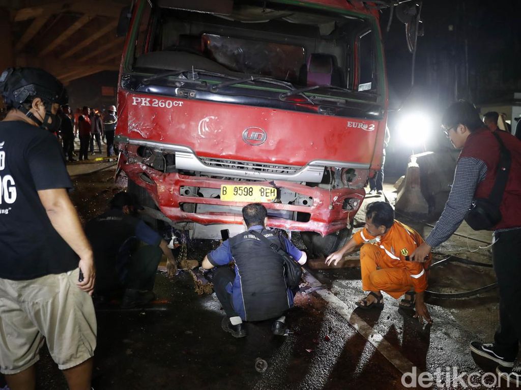 Truk Jadi Momok Menakutkan di Turunan dan Lampu Merah, Ini yang Harus Dilakukan Pengendara Truk Jadi Momok Menakutkan di Turunan dan Lampu Merah, Ini yang Harus Dilakukan Pengendara