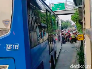 Viral Sopir Angkot Ngotot Terobos Busway karena Macet, Ini Kata TransJ