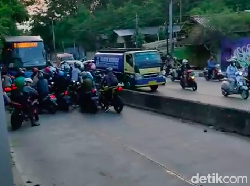 Jangan Ditiru! Pemotor Bongkar Separator TransJ untuk Hindari Razia