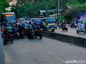 Jangan Ditiru! Pemotor Bongkar Separator TransJ untuk Hindari Razia Jangan Ditiru! Pemotor Bongkar Separator TransJ untuk Hindari Razia