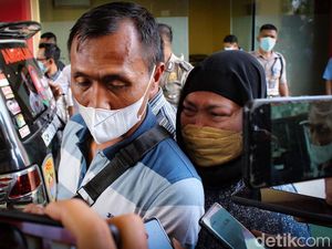 Wajah Sedih Keluarga Korban Kecelakaan Maut Cibubur Wajah Sedih Keluarga Korban Kecelakaan Maut Cibubur