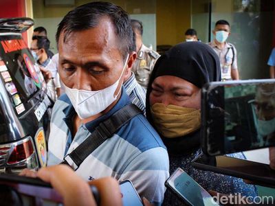 Wajah Sedih Keluarga Korban Kecelakaan Maut Cibubur