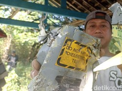 Warga Ikut Bantu Kumpulkan Serpihan Pesawat Jatuh di Blora