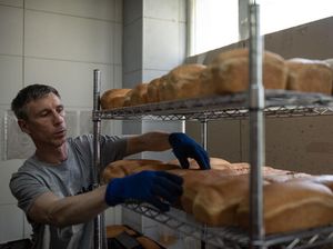 Toko Kue di Ukraina Ini Bagikan Ribuan Roti Selama Perang