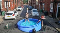 Panas Menggila, Warga Inggris Berendam di Tengah Jalan