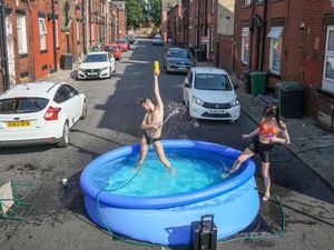 Panas Menggila, Warga Inggris Berendam di Tengah Jalan