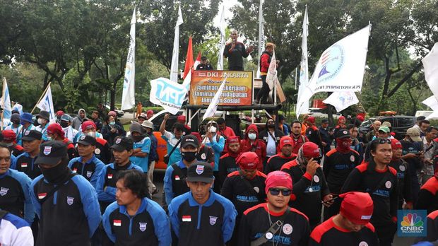 Aksi demo buruh dari KSPI dan partai buruh di depan kantor Balaikota, Jakarta, Rabu, 20/7. Buruh meminta Gubernur Anies untuk melakukan banding terhadap putusan PTUN yang menurunkan nilai UMP DKI Jakarta tahun 2022 dari Rp4.641.854 menjad...                    </div>
                    <div class=