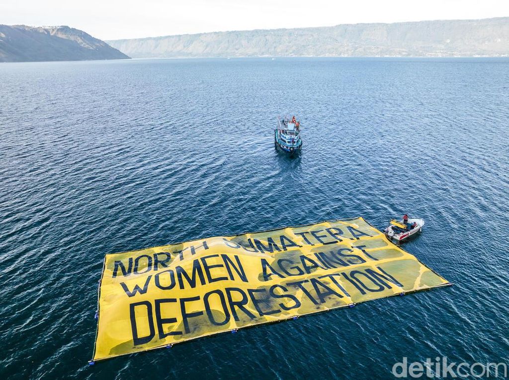 Bentang Spanduk Danau Toba, Aktivis Desak W20 Lindungi Hak Perempuan Adat