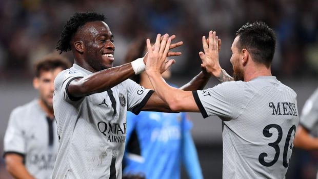 TOKYO, JAPAN - JULY 20: Arnaud Kalimuendo (L) of Paris Sait-Germain celebrates scoring his side's second goal with his teammate Lionel Messi (R) during the preseason friendly match between Paris Saint-Germain and Kawasaki Frontale at National Stadium on July 20, 2022 in Tokyo, Japan. (Photo by Masashi Hara/Getty Images)