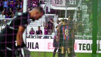 Di babak kedua, Barcelona mengganti seluruh penggawanya. Ousmane Dembele, Sergio Busquets, hingga Frenkie de Jong baru dimasukkan usai duduk di bangku cadangan pada babak pertama. Pergantian ini tak mengubah agresivitas serangan mereka. 3 gol tercipta di babak kedua.