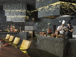 Menikmati Art & Dine di Bejana Restaurant, The Ritz-Carlton Bali