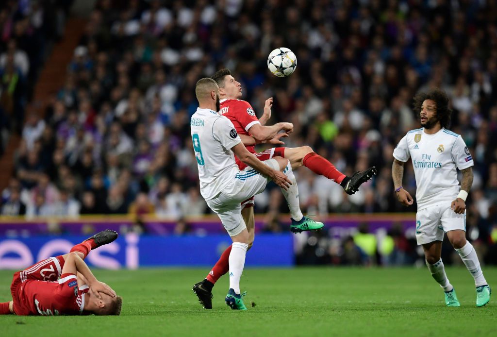 Bayern Munich's Polish forward Robert Lewandowski (CR) vies with Real Madrid's French forward Karim Benzema (CL) during the UEFA Champions League semi-final second leg football match between Real Madrid and Bayern Munich at the Santiago Bernabeu Stadium in Madrid on May 1, 2018. (Photo by JAVIER SORIANO / AFP)        (Photo credit should read JAVIER SORIANO/AFP via Getty Images)