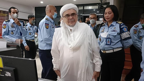 Beredar foto Habib Rizieq Shibab atau HRS sedang melakukan proses pembebasan bersyarat. Kemenkumham membenarkan terkait foto yang beredar itu.

Dari foto yang beredar, tertulis Balai Pemasyarakatan Kelas I Jakarta Pusat. Nampak Habib Rizieq berbaju putih bersama sejumlah pegawai Balai Pemasyarakatan Kelas I Jakarta Pusat.

Habib Rizieq mengenakan pakaian serba putih berada di depan komputer bersama petugas Balai Pemasyarakatan Kelas I Jakarta Pusat. Dalam foto itu tertulis Dokumentasi Penerimaan Klien Bebas PB an. Moh. Habib Rizieq Selasa, 19 Juli 2022.