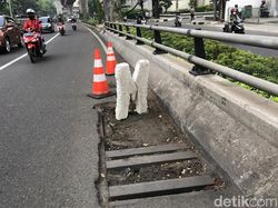Berhari-hari Lubang di Flyover Tendean Ini Dibiarkan Saja