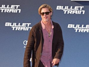 Brad Pitt Pakai Rok di Karpet Merah, Ulang Momen Pemotretan Berbalut 3 Gaun