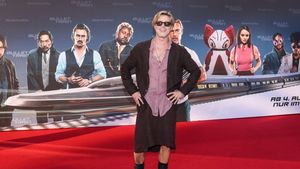 Gaya Brad Pitt Pakai Rok dan Lebih Muda di Premiere Bullet Train