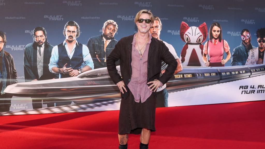 Gaya Brad Pitt Pakai Rok dan Lebih Muda di Premiere Bullet Train Gaya Brad Pitt Pakai Rok dan Lebih Muda di Premiere Bullet Train