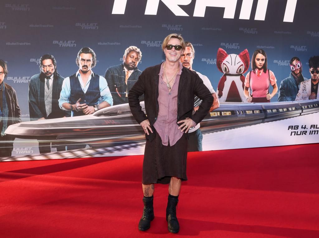 Gaya Brad Pitt Pakai Rok dan Lebih Muda di Premiere Bullet Train