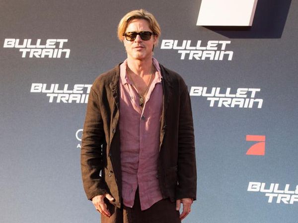 8 Gaya Nyentrik Brad Pitt Pakai Rok di Red Carpet Bullet Train