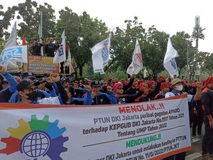 Balai Kota DKI Mulai Didatangi Buruh yang Desak Anies Banding Putusan UMP Balai Kota DKI Mulai Didatangi Buruh yang Desak Anies Banding Putusan UMP