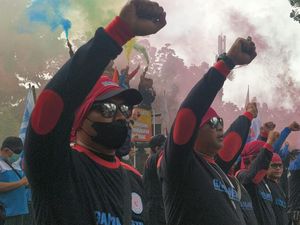 Buruh Geruduk Balai Kota DKI, Minta Anies Perjuangkan UMP Rp 4,6 Juta