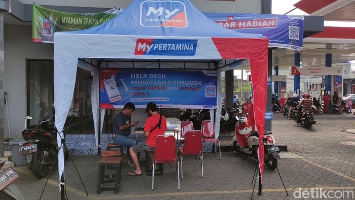 Warga menunjukan aplikasi MyPertamina saat mengisi bahan bakar pertalite di SPBU Pertamina Abdul Muis, Jakarta, Rabu (29/6/2022). PT Pertamina (Persero) melalui anak usahanya, PT Pertamina Patra Niaga, akan melakukan uji coba pembelian bahan bakar minyak (BBM) subsidi, Pertalite dan Solar, secara terbatas bagi pengguna yang sudah terdaftar pada sistem MyPertamina, mulai 1 Juli mendatang. ANTARA FOTO/Muhammad Adimaja/foc.