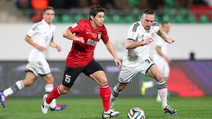 AGADIR, MOROCCO - DECEMBER 17:  Dario Conca of Guangzhou Evergrande FC runs past Franck Ribery of Bayern Muenchen during the FIFA Club World Cup Semi Final match between Guangzhou Evergrande FC and Bayern Muenchen at the Agadir Stadium on December 17, 2013 in Agadir, Morocco.  (Photo by Alex Livesey - FIFA/FIFA via Getty Images)