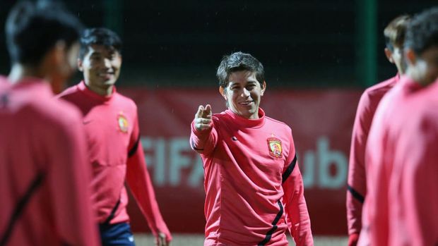 AGADIR, MOROCCO - 16 DESEMBER: Dario Conca dari Guangzhou Evergrande FC mencetak gol selama sesi latihan di luar Stadion Agadir pada 16 Desember 2013 di Agadir, Maroko.  (Foto oleh Julian Finney – FIFA/FIFA via Getty Images)