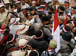 Foto-foto Kericuhan Demo Pensiunan Pos di Kantor BUMN