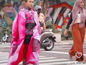 Aksi Heboh Pria Surabaya Bikin Jalan Tunjungan Bak Citayam Fashion Week Aksi Heboh Pria Surabaya Bikin Jalan Tunjungan Bak Citayam Fashion Week