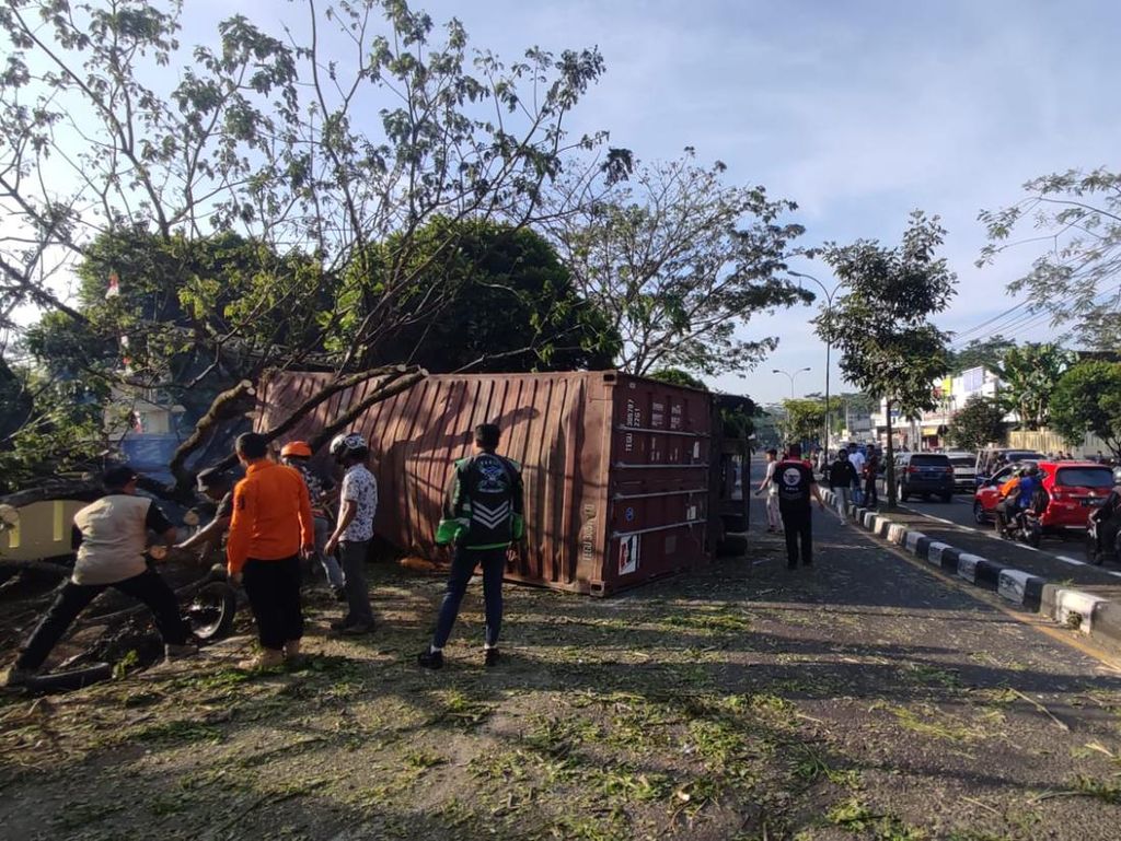 2 Pelajar Tewas Tertimpa Truk Terguling di Jalan Lingkar Salatiga