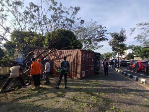 2 Pelajar Tewas Tertimpa Truk Terguling di Jalan Lingkar Salatiga 2 Pelajar Tewas Tertimpa Truk Terguling di Jalan Lingkar Salatiga
