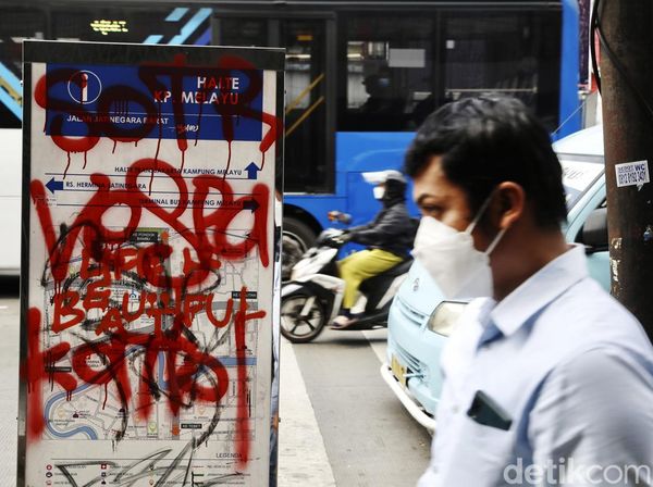 Duh, Coretan Bikin Rusak Papan Informasi Rute Bus di Kampung Melayu