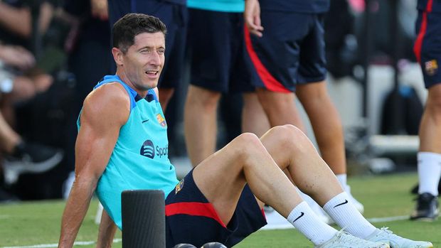 FOC-MLS-SOC-SPO-FC-BARCELONA-V-INTER-MIAMI-CF-PRE-SEASON-FRIEN FORT LAUDERDALE, FLORIDA - JULY 19: Robert Lewandowski of FC Barcelona looks on before a preseason friendly against Inter Miami CF at DRV PNK Stadium on July 19, 2022 in Fort Lauderdale, Florida. Michael Reaves/Getty Images/AFP (Photo by Michael Reaves / GETTY IMAGES NORTH AMERICA / Getty Images via AFP)