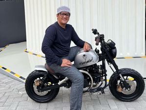 Gaya Andre Taulany Manggung di Konser Dewa 19