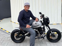 Gaya Andre Taulany Manggung di Konser Dewa 19