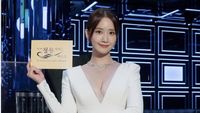 Gaya 10 Artis Korea di Blue Dragon Series Awards, Rambut Jung Ho Yeon Cepak