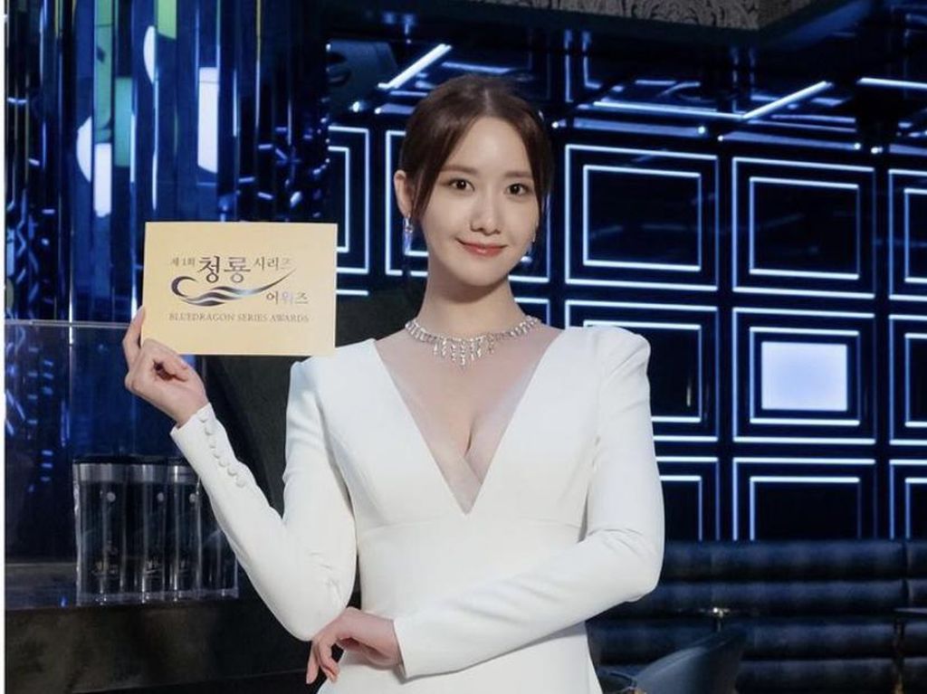 Gaya 10 Artis Korea di Blue Dragon Series Awards, Rambut Jung Ho Yeon Cepak
