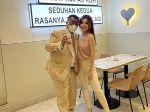 Gaya Ngopi Monna Frans Bareng Hotman Paris yang Menarik Perhatian