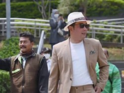Gaya Ridwan Kamil Catwalk Bareng Ojol di Spot Citayam Fashion Week