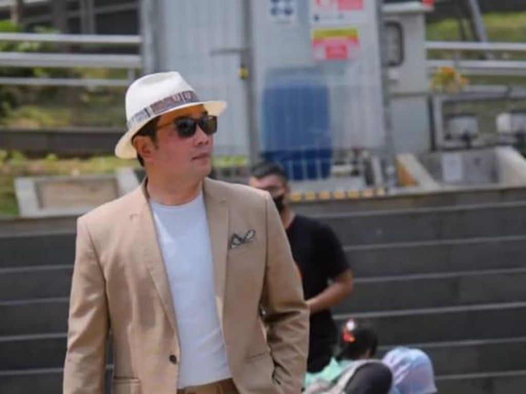 Giliran Ridwan Kamil Catwalk di Spot Citayam Fashion Week